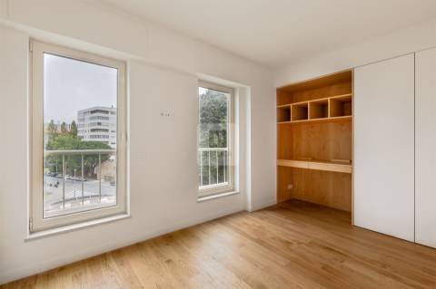 T3 Remodelado no Campo Alegre com Garagem em Condomínio Fechado