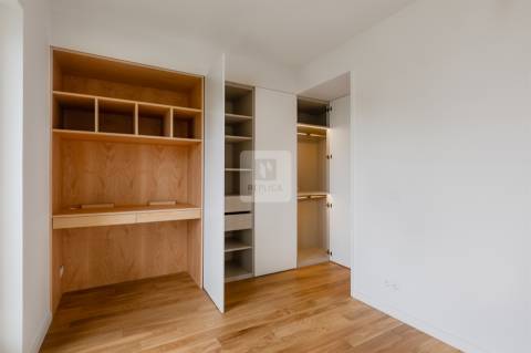 T3 Remodelado no Campo Alegre com Garagem em Condomínio Fechado