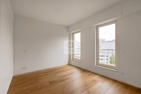 T3 Remodelado no Campo Alegre com Garagem em Condomínio Fechado