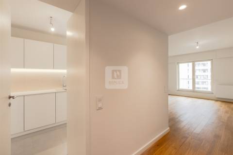 T3 Remodelado no Campo Alegre com Garagem em Condomínio Fechado