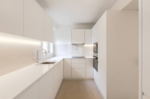 T3 Remodelado no Campo Alegre com Garagem em Condomínio Fechado