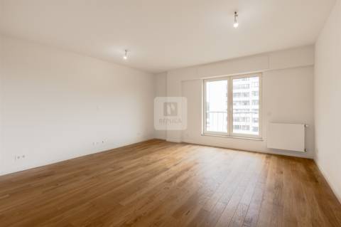 T3 Remodelado no Campo Alegre com Garagem em Condomínio Fechado