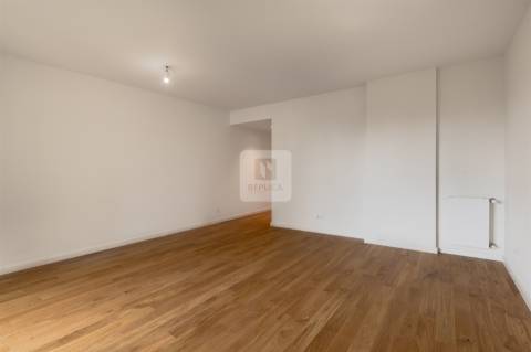 T3 Remodelado no Campo Alegre com Garagem em Condomínio Fechado