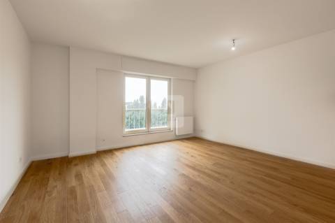 T3 Remodelado no Campo Alegre com Garagem em Condomínio Fechado