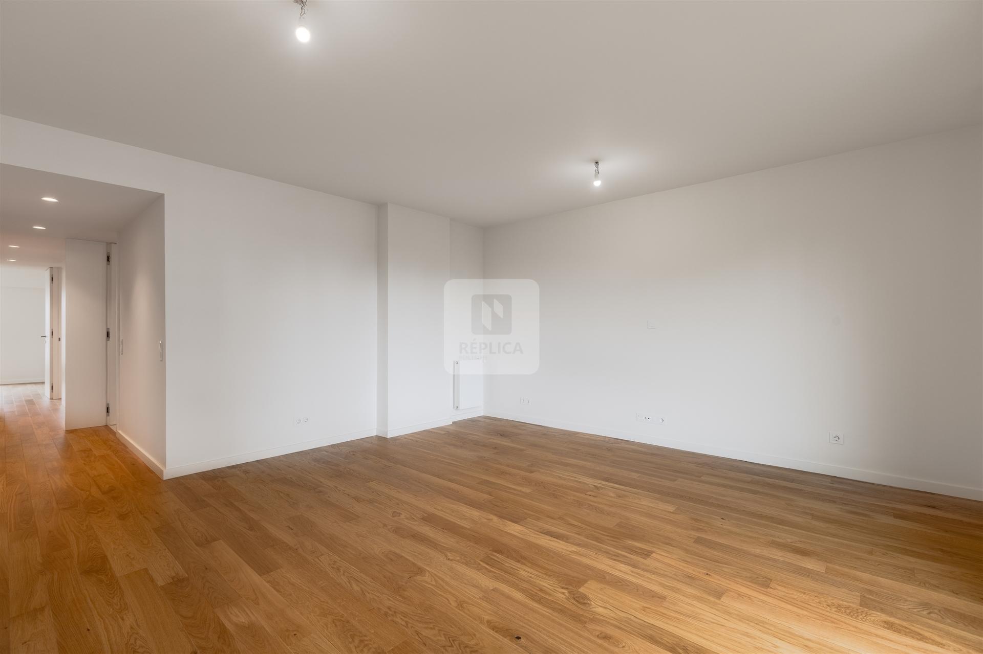 T3 Remodelado no Campo Alegre com Garagem em Condomínio Fechado