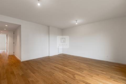 T3 Remodelado no Campo Alegre com Garagem em Condomínio Fechado