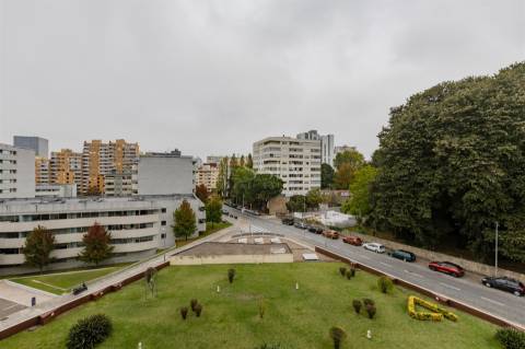 T3 Remodelado no Campo Alegre com Garagem em Condomínio Fechado