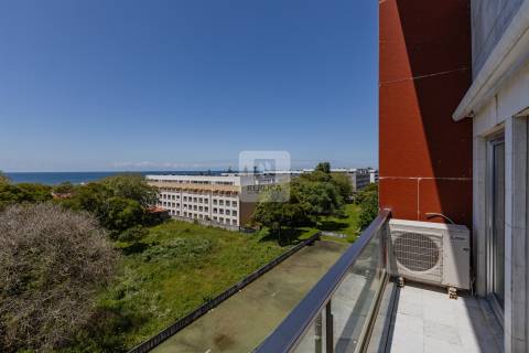 Apartamento T3 com Varanda e Vista de Mar em Arcozelo (Granja)