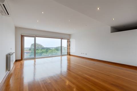 Apartamento T3 com Varanda e Vista de Mar em Arcozelo (Granja)