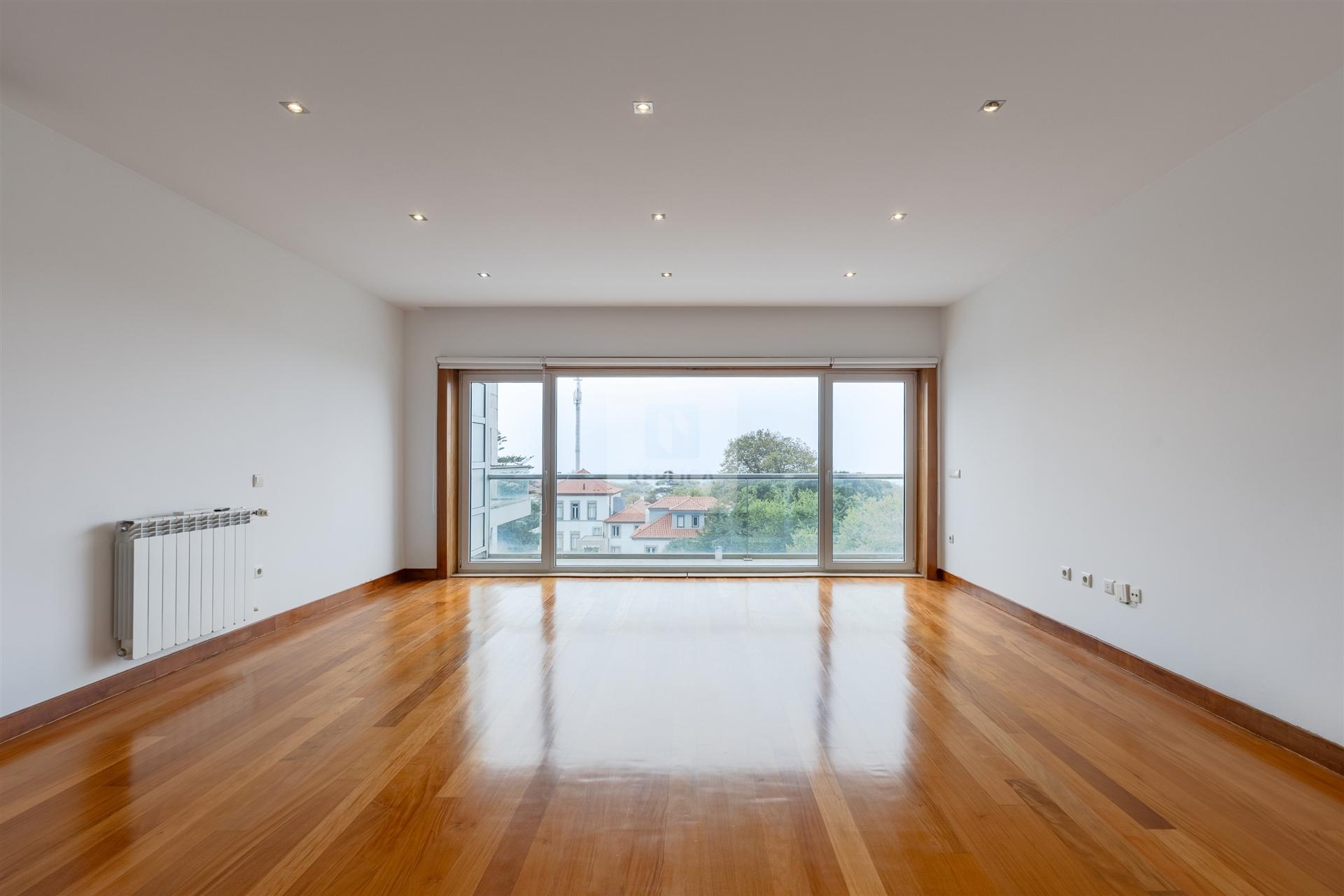 Apartamento T3 com Varanda e Vista de Mar em Arcozelo (Granja)