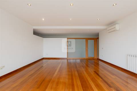 Apartamento T3 com Varanda e Vista de Mar em Arcozelo (Granja)