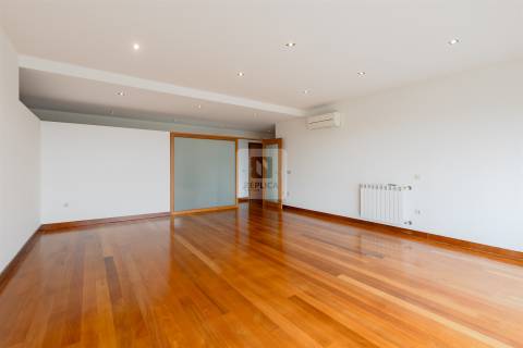 Apartamento T3 com Varanda e Vista de Mar em Arcozelo (Granja)