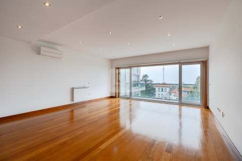 Apartamento T3 com Varanda e Vista de Mar em Arcozelo (Granja)