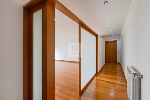 Apartamento T3 com Varanda e Vista de Mar em Arcozelo (Granja)