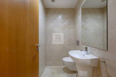 Apartamento T3 com Varanda e Vista de Mar em Arcozelo (Granja)