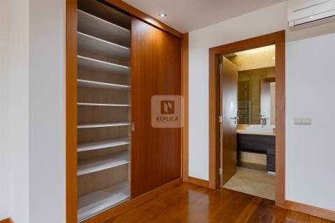 Apartamento T3 com Varanda e Vista de Mar em Arcozelo (Granja)