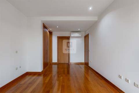 Apartamento T3 com Varanda e Vista de Mar em Arcozelo (Granja)