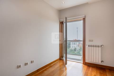 Apartamento T3 com Varanda e Vista de Mar em Arcozelo (Granja)