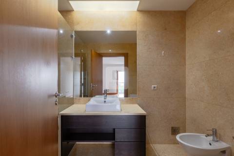 Apartamento T3 com Varanda e Vista de Mar em Arcozelo (Granja)