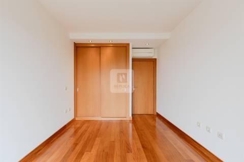 Apartamento T3 com Varanda e Vista de Mar em Arcozelo (Granja)