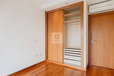 Apartamento T3 com Varanda e Vista de Mar em Arcozelo (Granja)