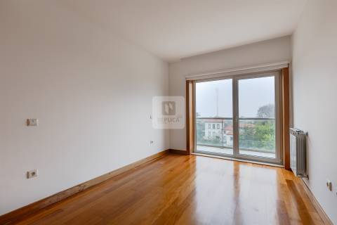 Apartamento T3 com Varanda e Vista de Mar em Arcozelo (Granja)