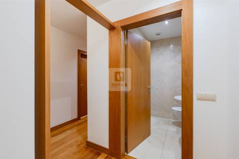 Apartamento T3 com Varanda e Vista de Mar em Arcozelo (Granja)