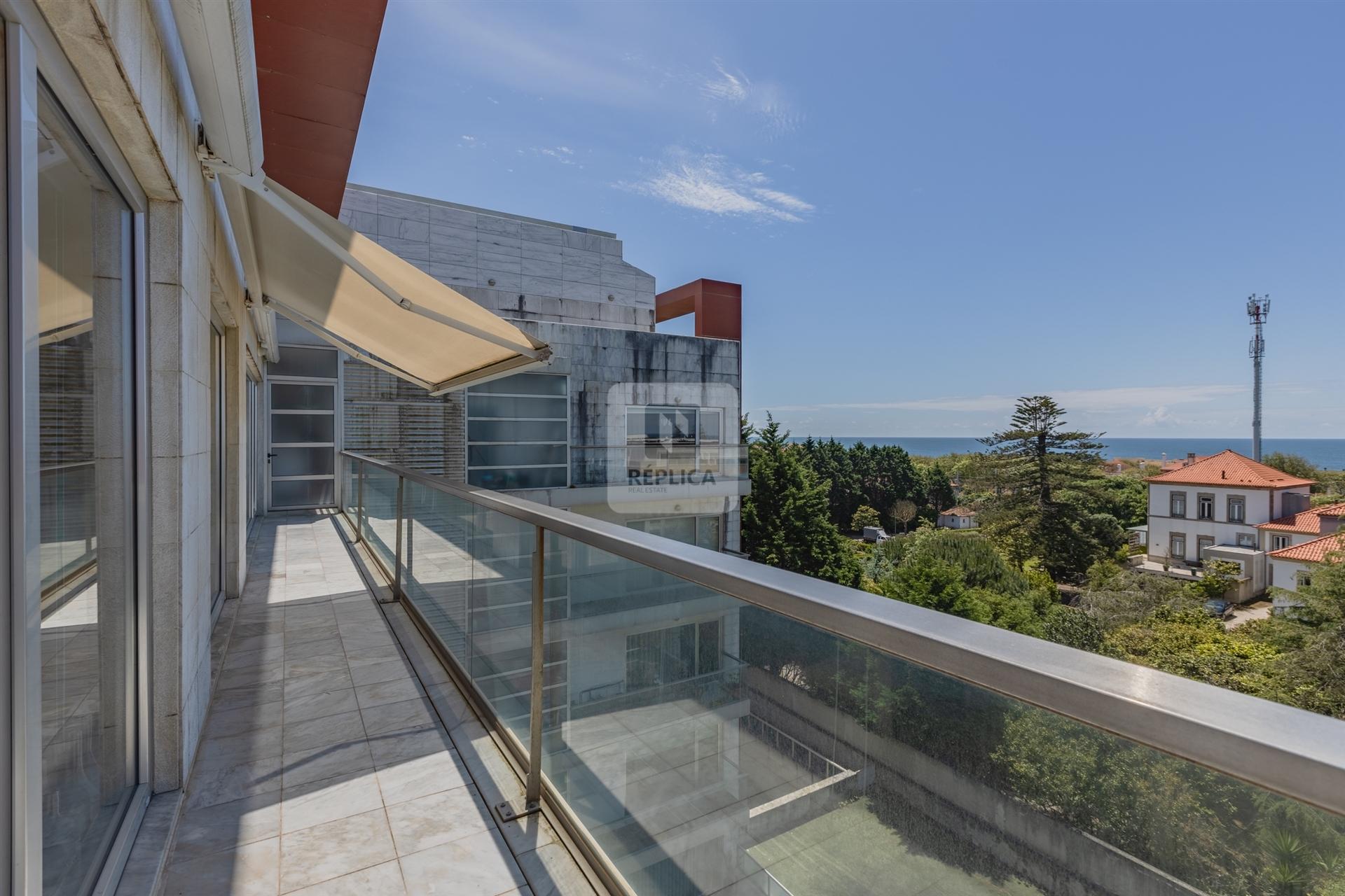 Apartamento T3 com Varanda e Vista de Mar em Arcozelo (Granja)