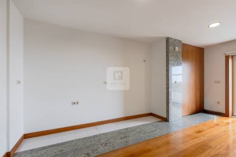 Apartamento T3 com Varanda e Vista de Mar em Arcozelo (Granja)