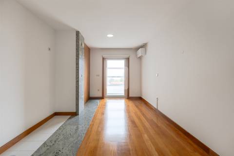 Apartamento T3 com Varanda e Vista de Mar em Arcozelo (Granja)