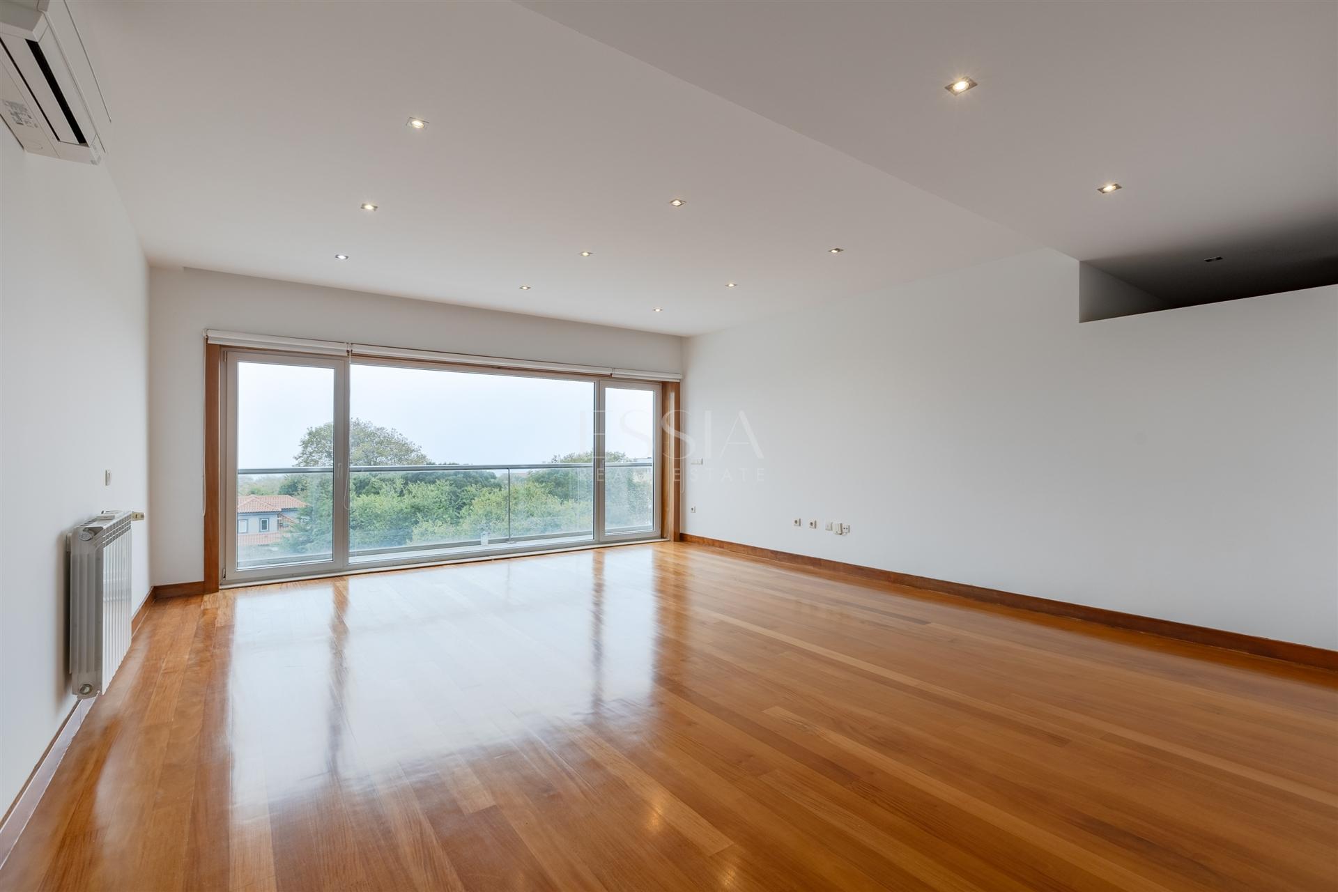 Apartamento T3 com Varanda e Vista de Mar em Arcozelo (Granja)