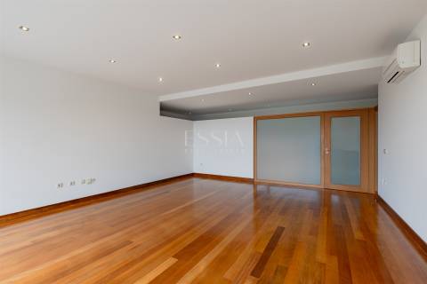 Apartamento T3 com Varanda e Vista de Mar em Arcozelo (Granja)