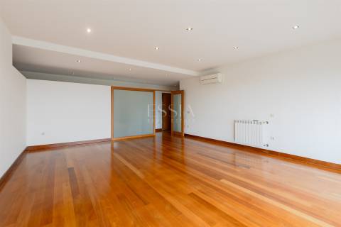 Apartamento T3 com Varanda e Vista de Mar em Arcozelo (Granja)