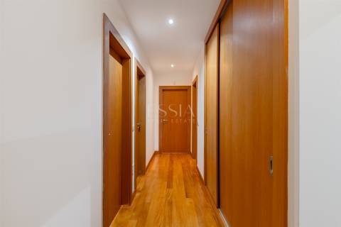 Apartamento T3 com Varanda e Vista de Mar em Arcozelo (Granja)