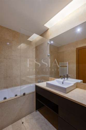 Apartamento T3 com Varanda e Vista de Mar em Arcozelo (Granja)