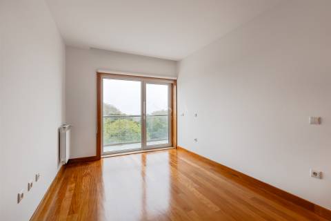 Apartamento T3 com Varanda e Vista de Mar em Arcozelo (Granja)