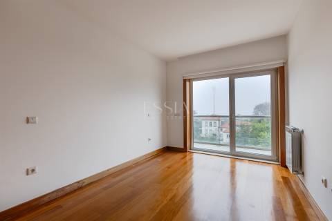 Apartamento T3 com Varanda e Vista de Mar em Arcozelo (Granja)