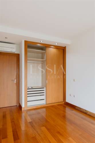 Apartamento T3 com Varanda e Vista de Mar em Arcozelo (Granja)