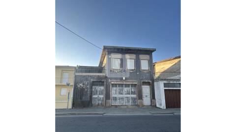 Moradia para Reabilitação para Indústria ou Habitação na Maia