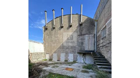 Moradia para Reabilitação para Indústria ou Habitação na Maia