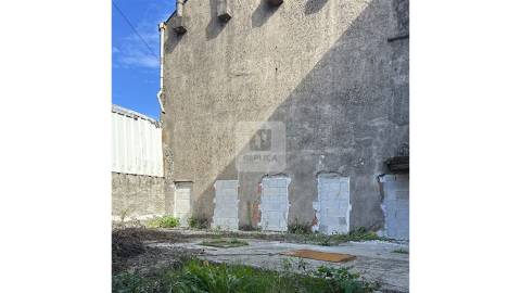 Moradia para Reabilitação para Indústria ou Habitação na Maia