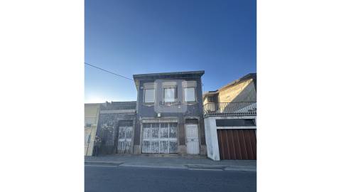 Moradia para Reabilitação para Indústria ou Habitação na Maia