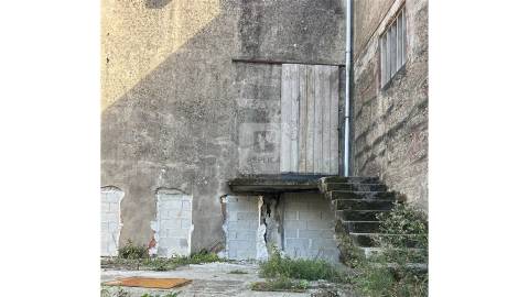 Moradia para Reabilitação para Indústria ou Habitação na Maia