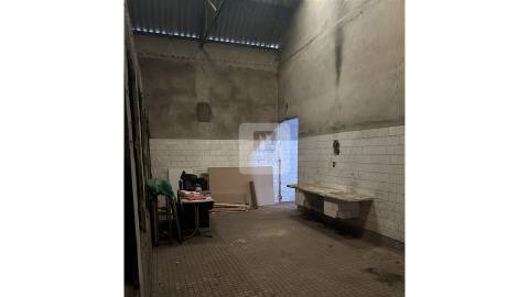 Moradia para Reabilitação para Indústria ou Habitação na Maia