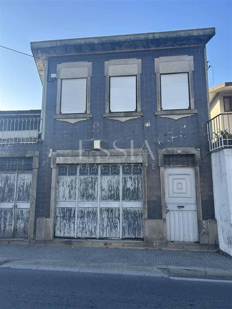 Moradia para Reabilitação para Indústria ou Habitação na Maia