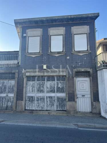 Moradia para Reabilitação para Indústria ou Habitação na Maia