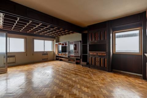 Apartamento T5 junto ao Metro da Trindade, Porto