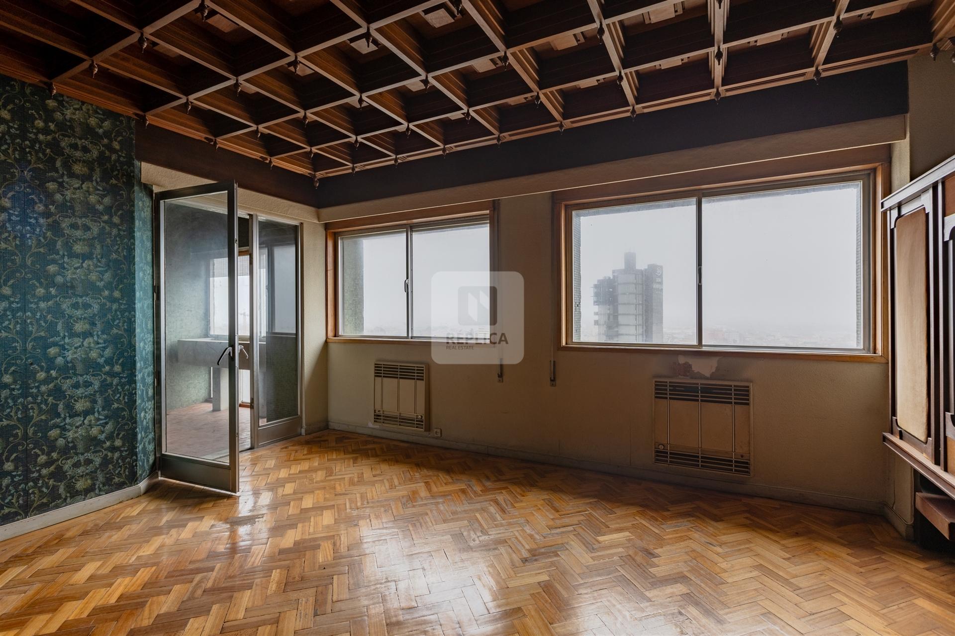 Apartamento T5 junto ao Metro da Trindade, Porto