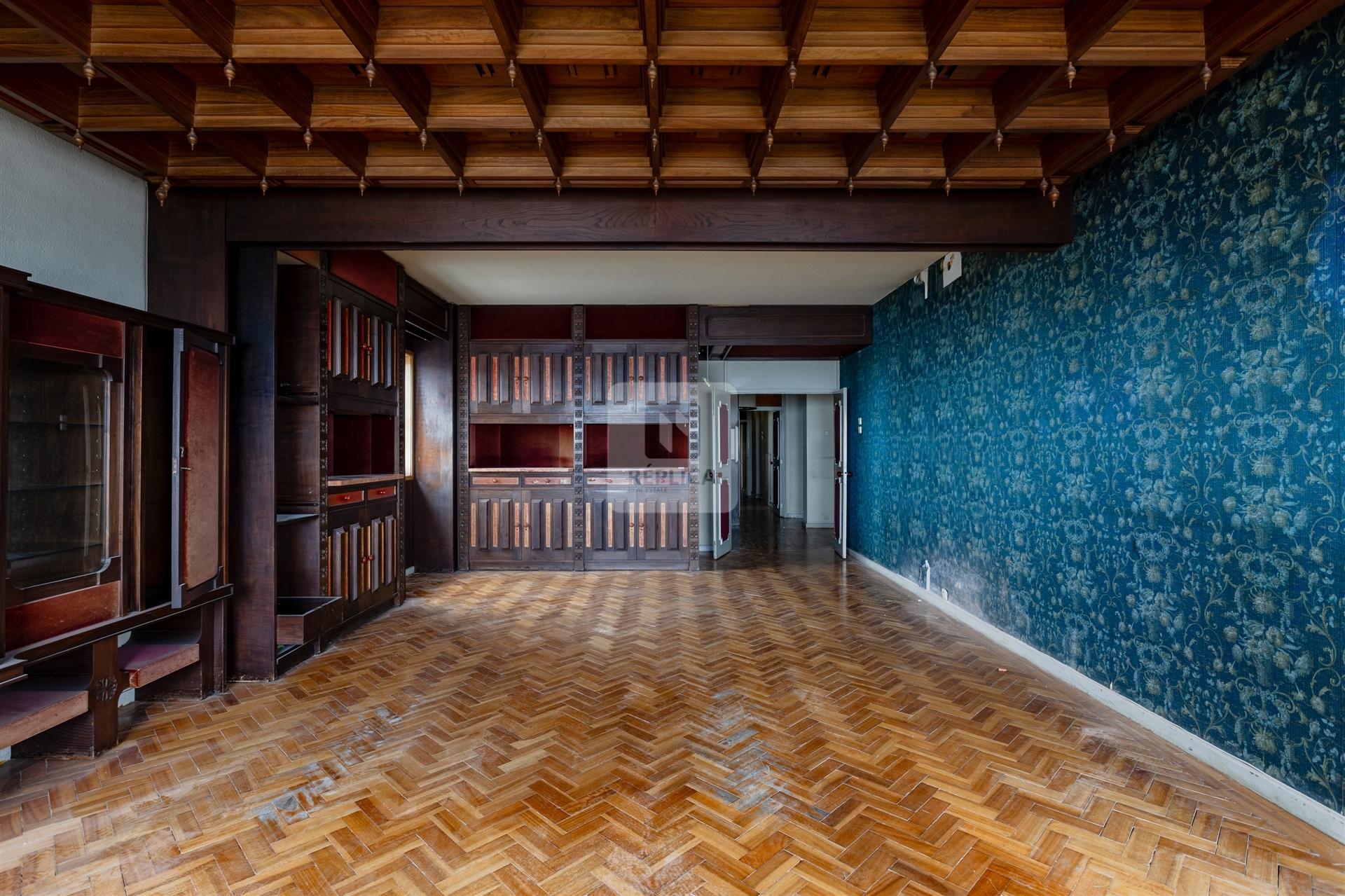 Apartamento T5 junto ao Metro da Trindade, Porto