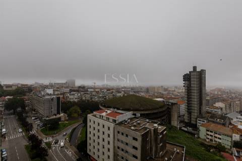 Apartamento T5 junto ao Metro da Trindade, Porto